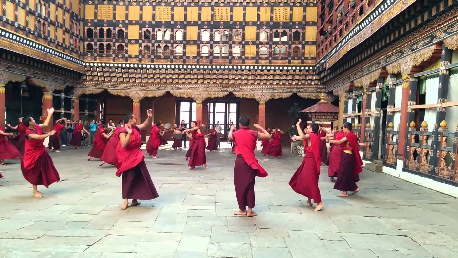 Dance-with-Bhutanese-monks 10 cosas únicas que hacer en Bután
